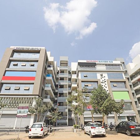 Oyo Flagship 86605 Hotel The Meriton Ahmadabad Zewnętrze zdjęcie