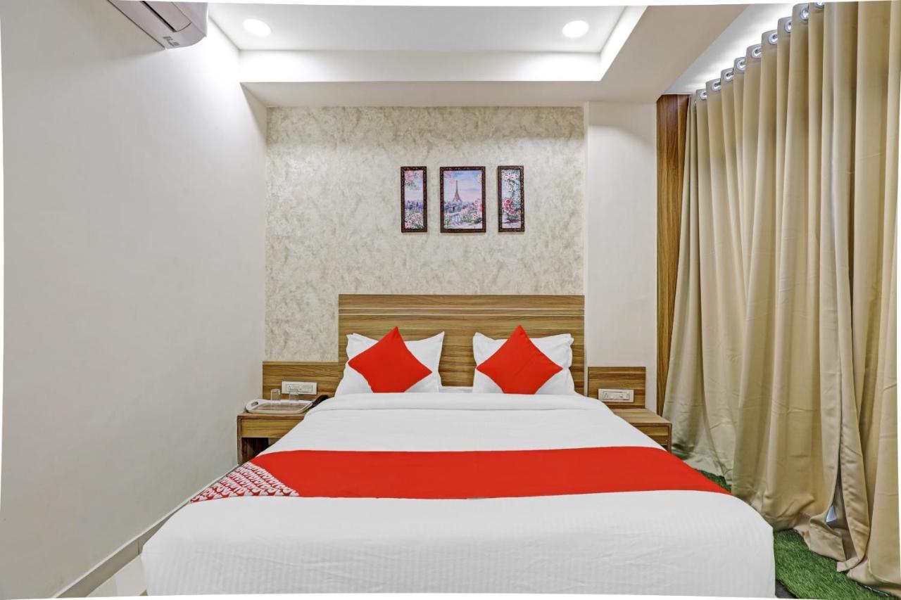 Oyo Flagship 86605 Hotel The Meriton Ahmadabad Zewnętrze zdjęcie