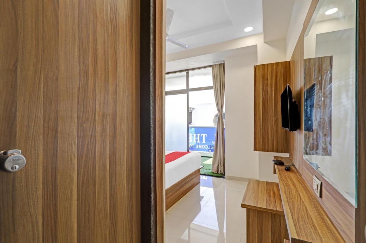 Oyo Flagship 86605 Hotel The Meriton Ahmadabad Zewnętrze zdjęcie