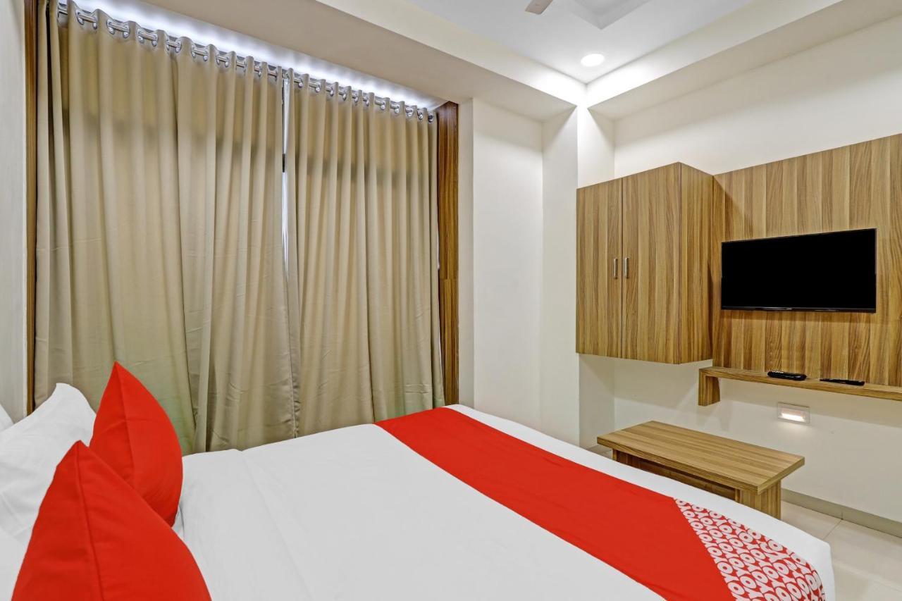 Oyo Flagship 86605 Hotel The Meriton Ahmadabad Zewnętrze zdjęcie