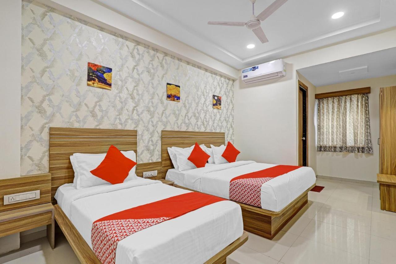 Oyo Flagship 86605 Hotel The Meriton Ahmadabad Zewnętrze zdjęcie