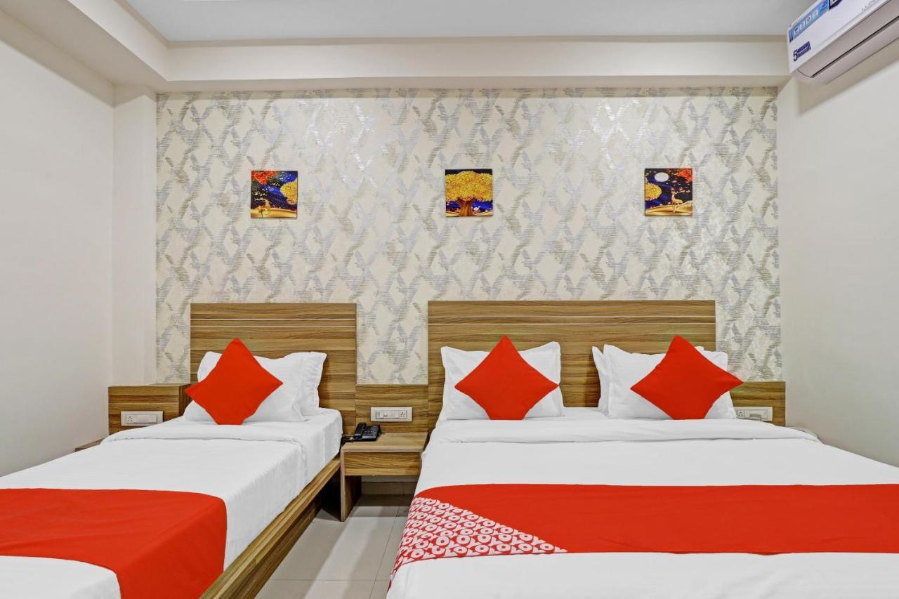 Oyo Flagship 86605 Hotel The Meriton Ahmadabad Zewnętrze zdjęcie