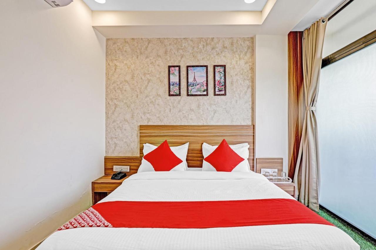 Oyo Flagship 86605 Hotel The Meriton Ahmadabad Zewnętrze zdjęcie