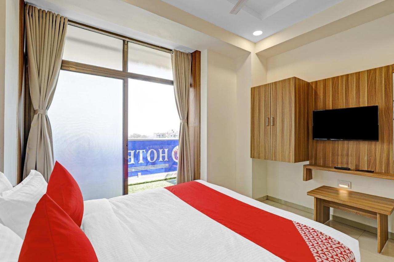 Oyo Flagship 86605 Hotel The Meriton Ahmadabad Zewnętrze zdjęcie