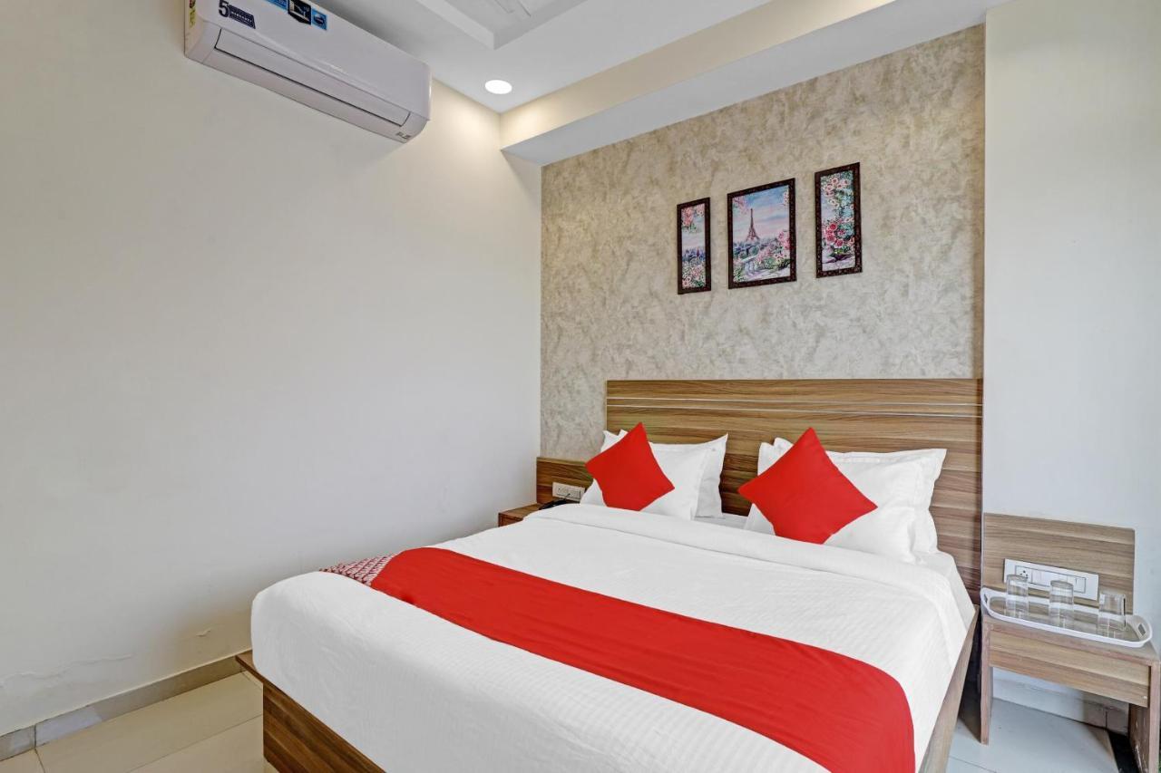 Oyo Flagship 86605 Hotel The Meriton Ahmadabad Zewnętrze zdjęcie
