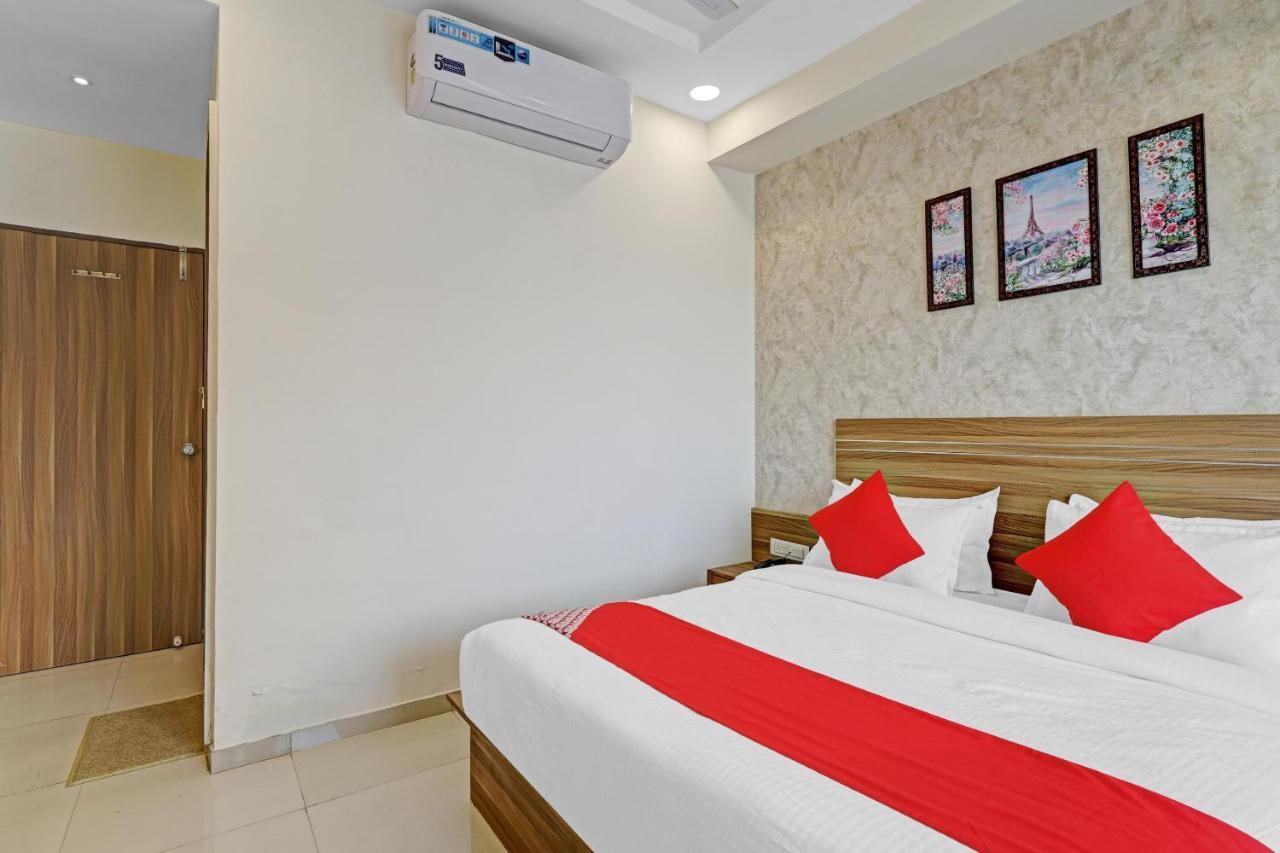Oyo Flagship 86605 Hotel The Meriton Ahmadabad Zewnętrze zdjęcie