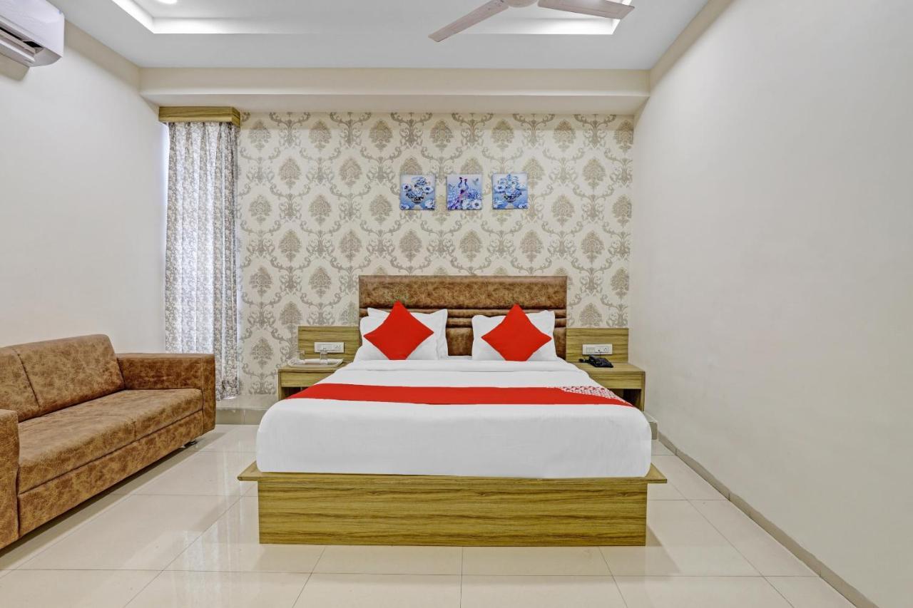 Oyo Flagship 86605 Hotel The Meriton Ahmadabad Zewnętrze zdjęcie