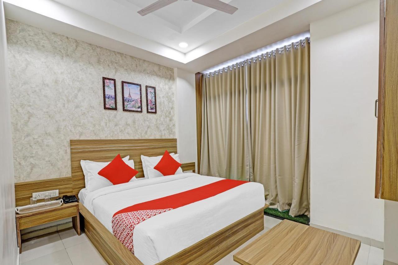 Oyo Flagship 86605 Hotel The Meriton Ahmadabad Zewnętrze zdjęcie