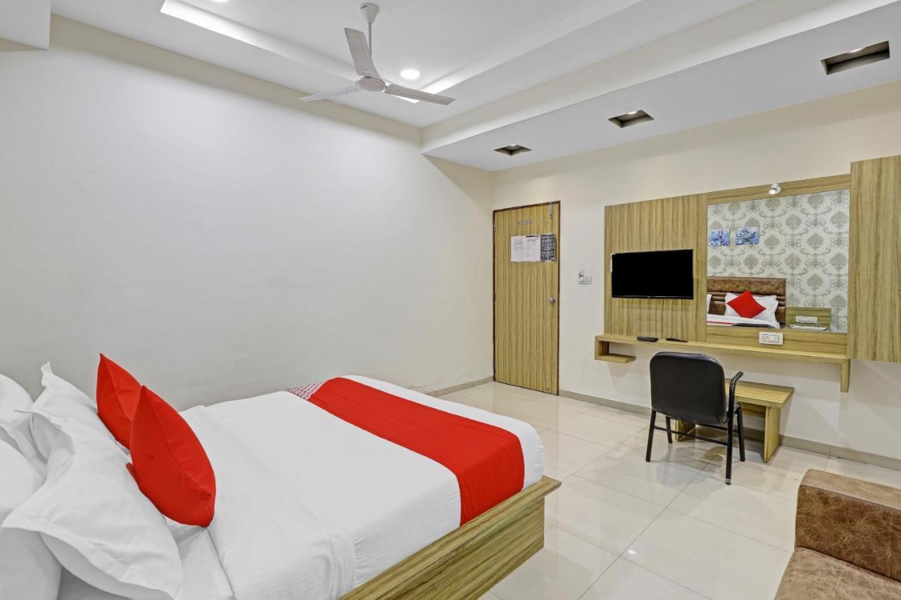 Oyo Flagship 86605 Hotel The Meriton Ahmadabad Zewnętrze zdjęcie