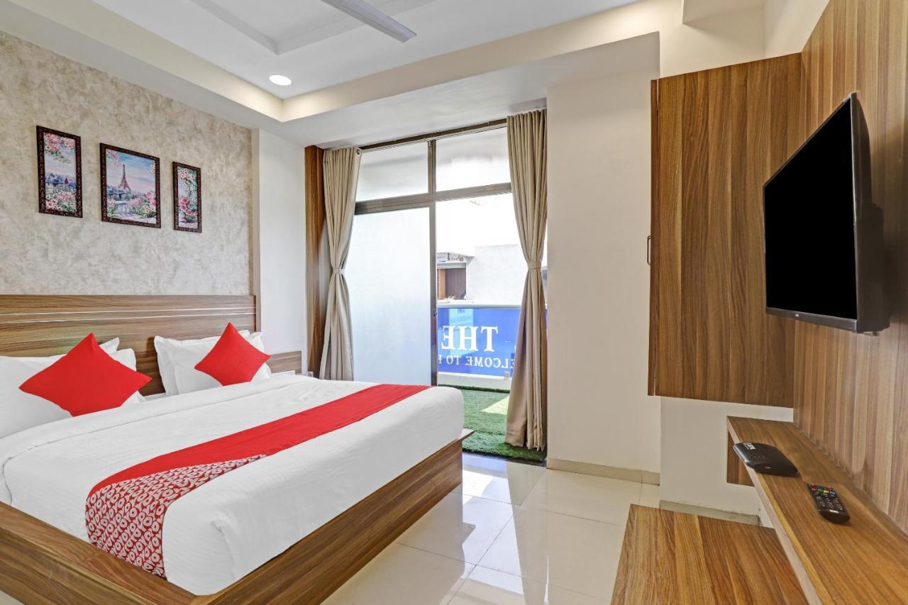 Oyo Flagship 86605 Hotel The Meriton Ahmadabad Zewnętrze zdjęcie