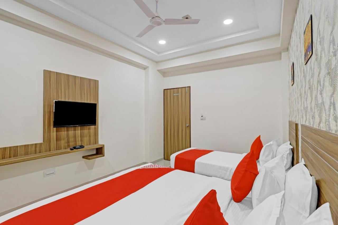 Oyo Flagship 86605 Hotel The Meriton Ahmadabad Zewnętrze zdjęcie