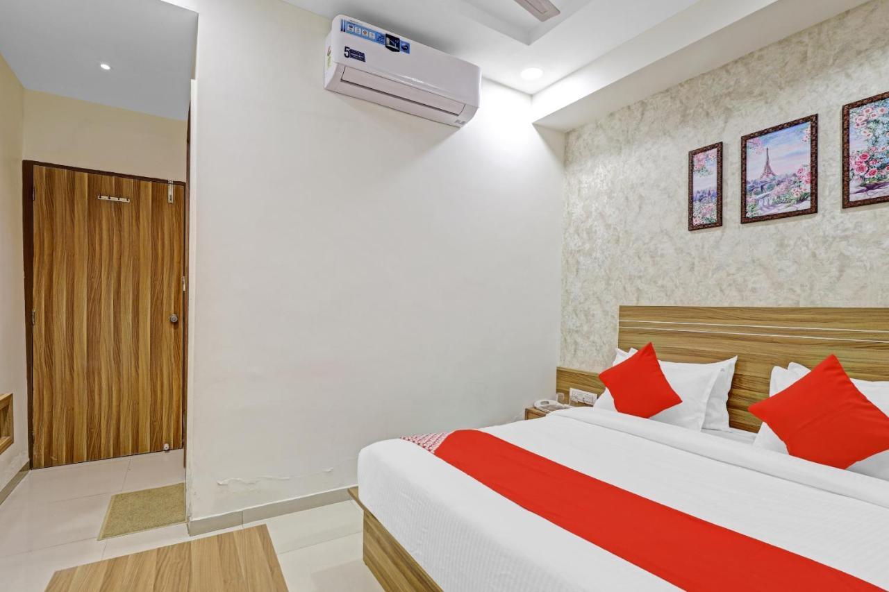 Oyo Flagship 86605 Hotel The Meriton Ahmadabad Zewnętrze zdjęcie