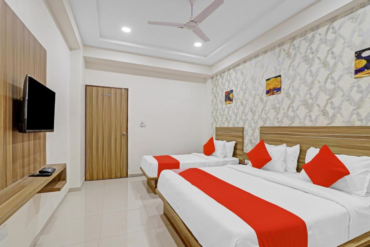 Oyo Flagship 86605 Hotel The Meriton Ahmadabad Zewnętrze zdjęcie